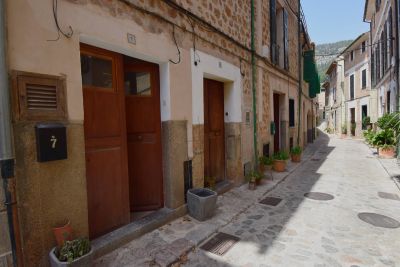 Zentral gelegenes Dorfhaus mit kleiner Terrasse in Fornalutx