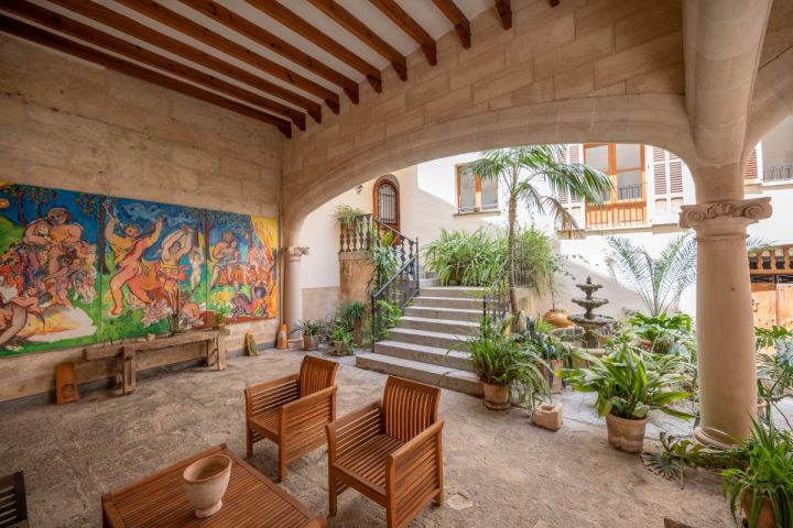 Atemberaubendes Traditionelles Haus Mit Grossem Innenhof Garage Und Dachterrasse Im Zentrum Von Fornalutx Mallorca Dream Homes
